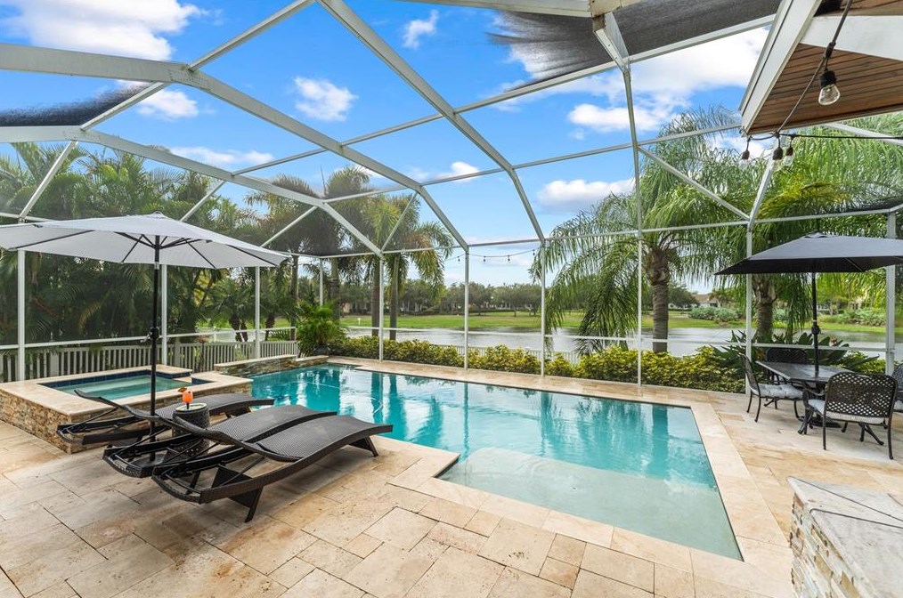 544 Manns Harbor Dr, Ruskin, FL 33572