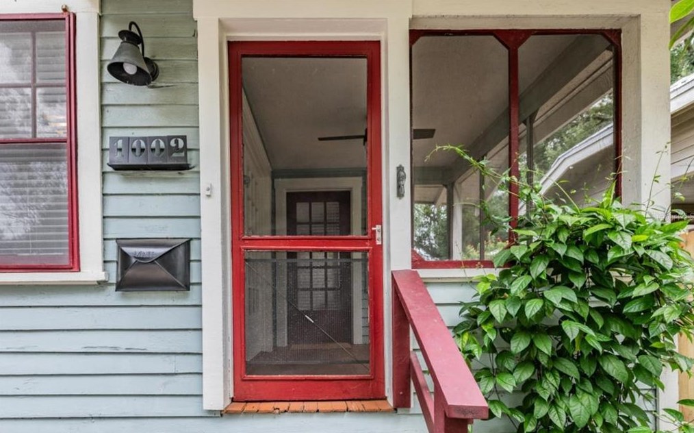 1002 E Crenshaw St, Tampa, FL 33604