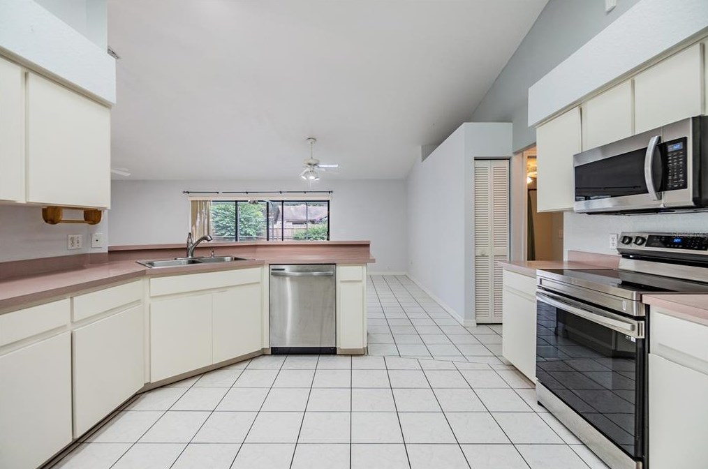 1014 Windsor Way, Lutz FL  33559-6737 exterior