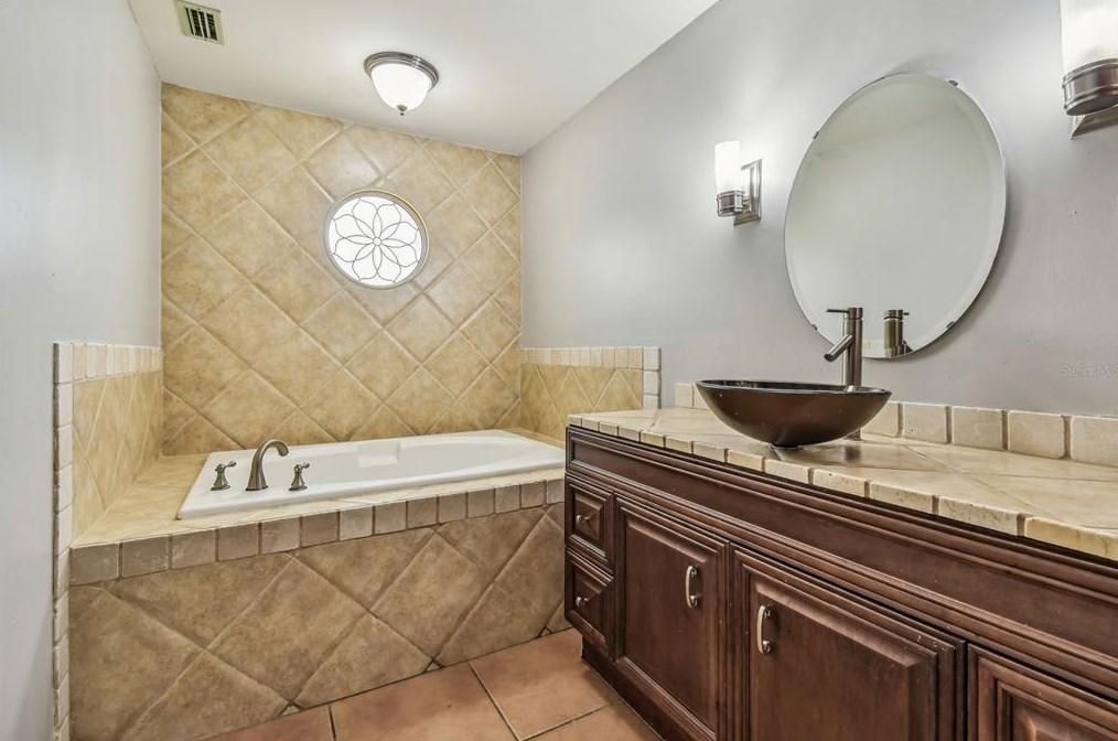 6711 9 Ave, Saint Petersburg FL  33710-6139 exterior