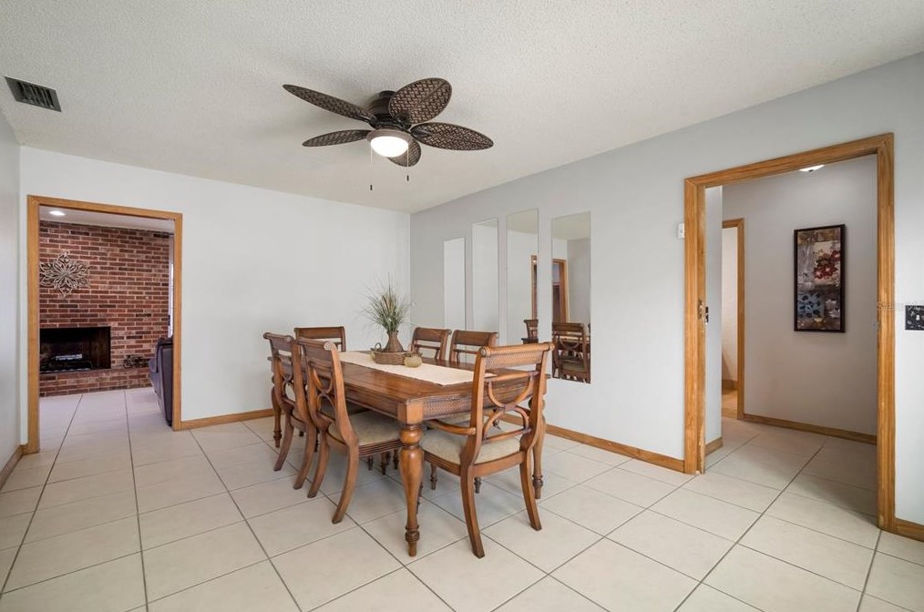 613 Royal Crest Dr, Brandon, FL 33511