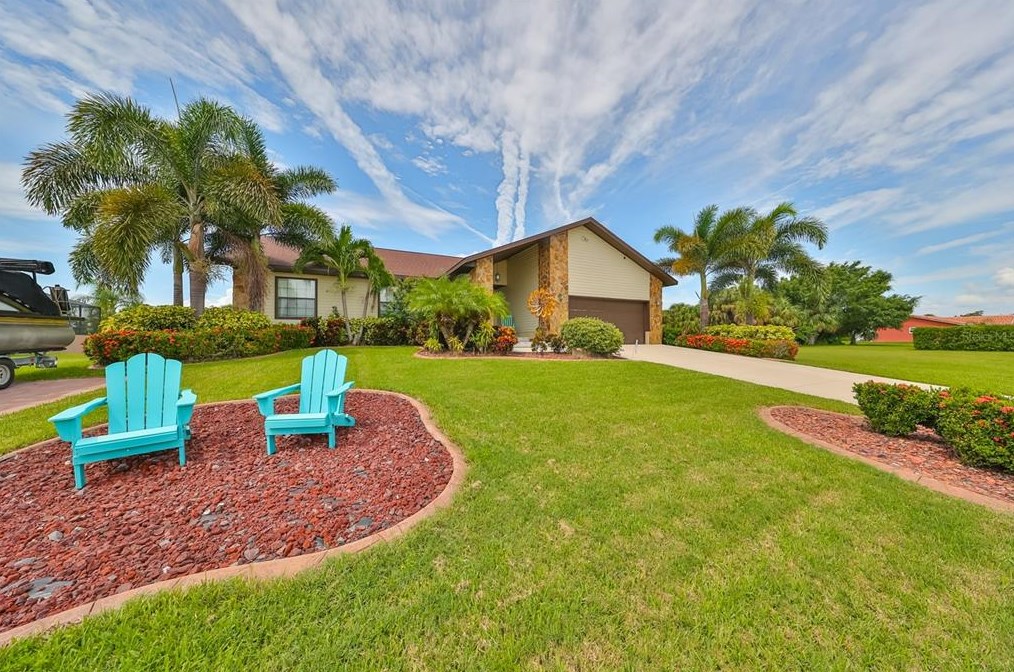 915 Eagle Ln, Ruskin, FL 33572