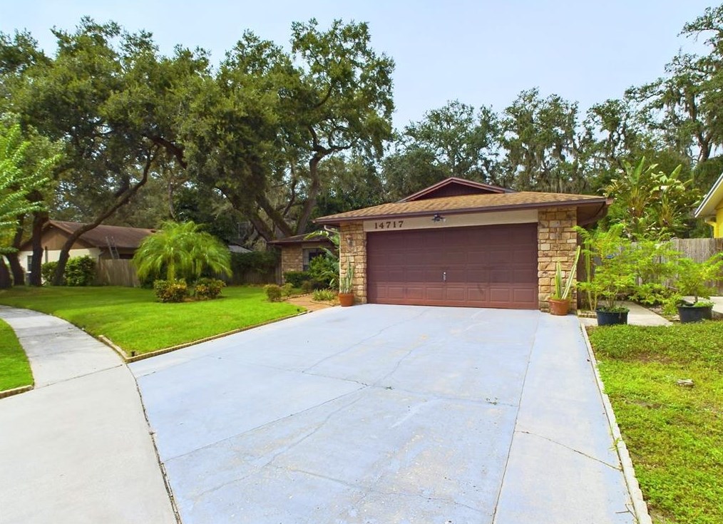 14717 Laurel Lake Ln, Lutz, FL 33559