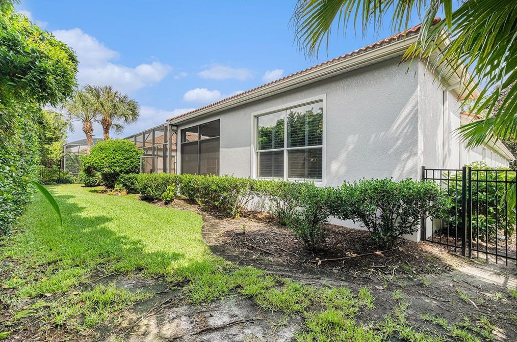 8432 Dunham Sta Dr, Tampa FL 33647-3339 exterior