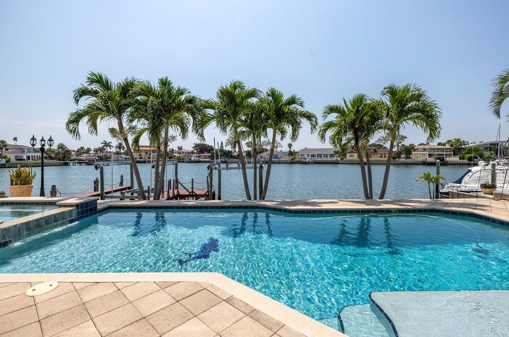 2210 Donato Dr, Belleair Beach, FL 33786