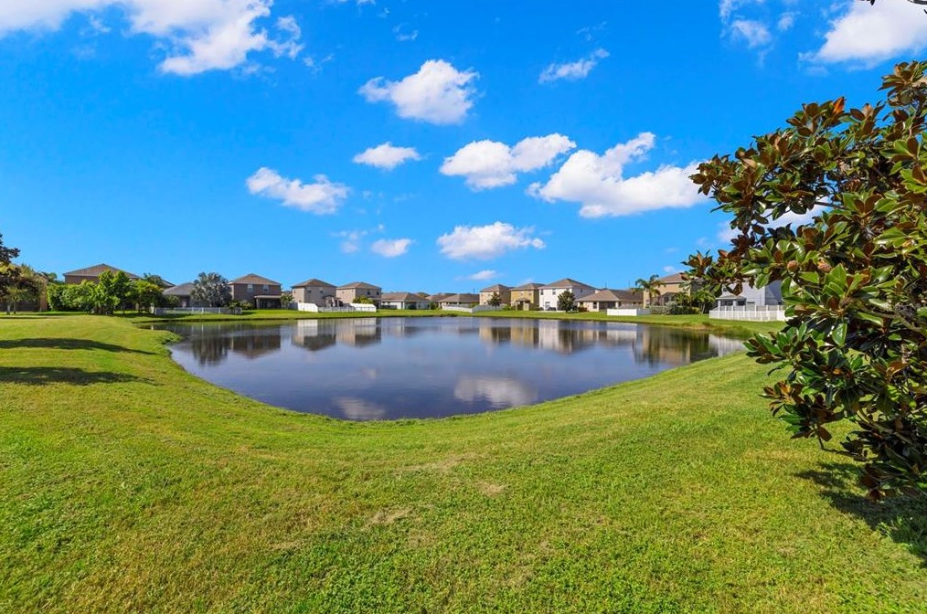 1977 Hawks View Dr, Ruskin, FL 33570