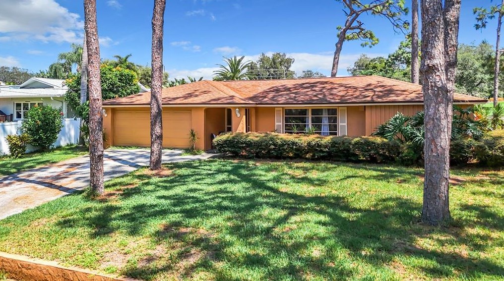 1231 Holiday Dr, Tarpon Springs, FL 34689