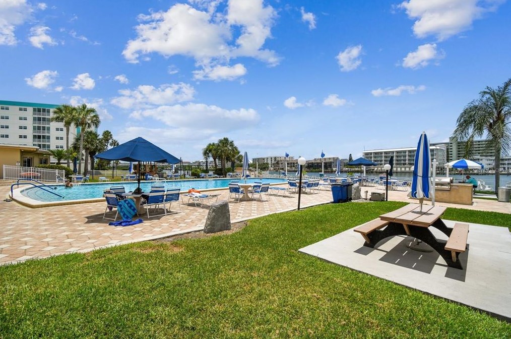 10221 Imperial Pt Dr, Largo FL 33774-5018 exterior