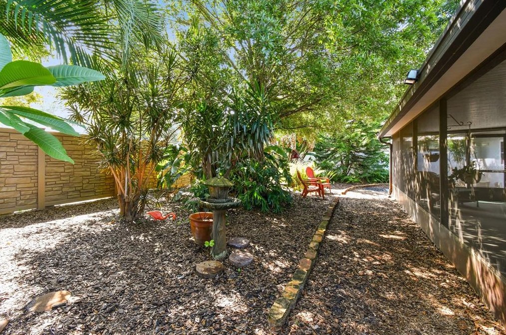 10221 Imperial Pt Dr, Largo FL 33774-5018 exterior