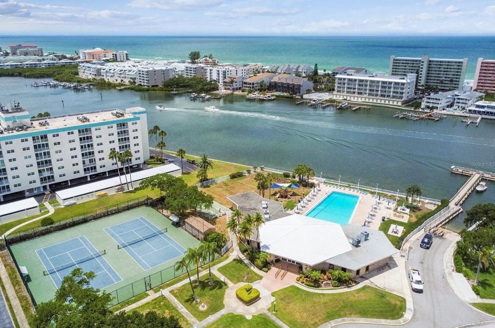 10221 Imperial Pt Dr, Largo FL 33774-5018 exterior