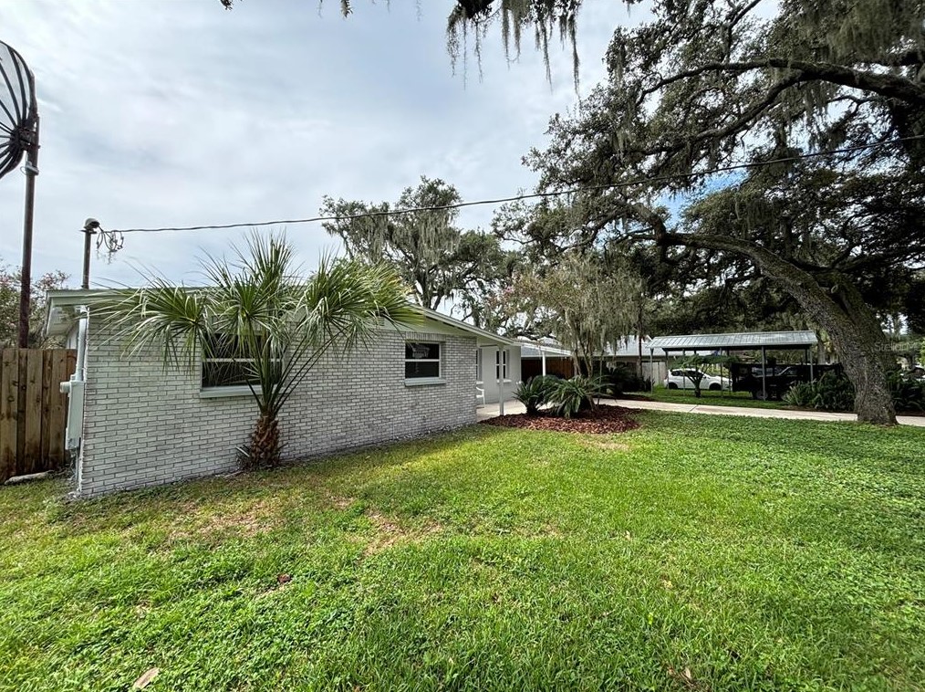 215 Hidden Lake Dr, Brandon, FL 33511