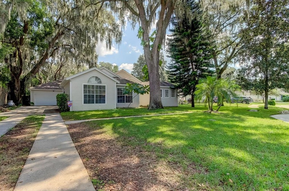 18137 Swan Lake Dr, Lutz, FL 33549
