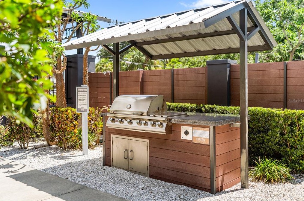 202 Fremont Ave, Tampa FL 33606-1652 exterior