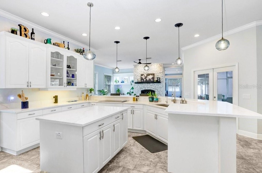 6403 Cathedral Oaks Dr, Plant City, FL 33565