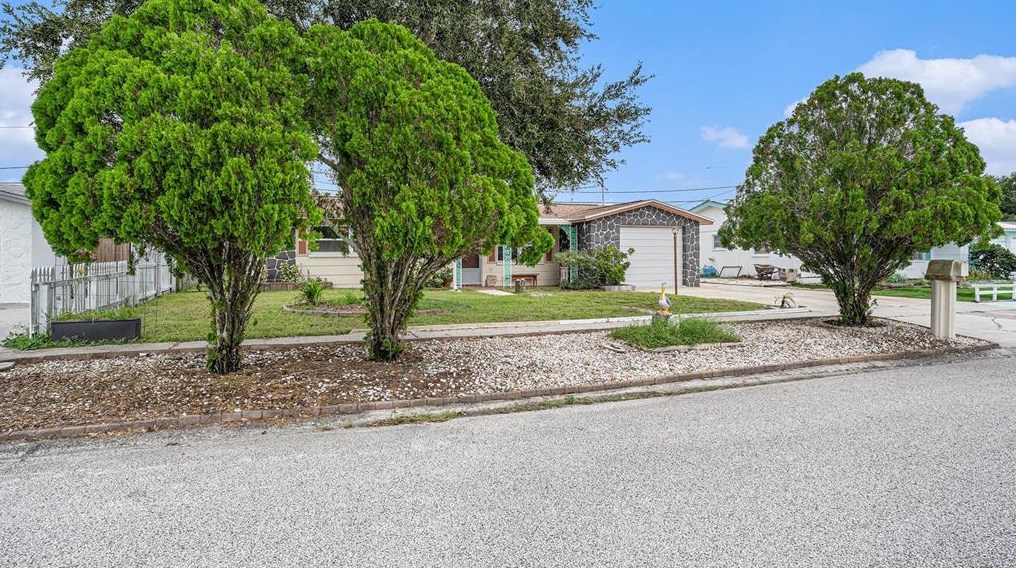 1200 Tamarac Dr, Tarpon Springs, FL 34690