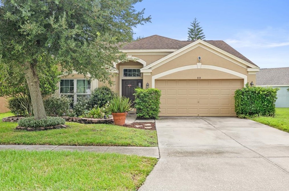 919 Summer Breeze Dr, Brandon, FL 33511