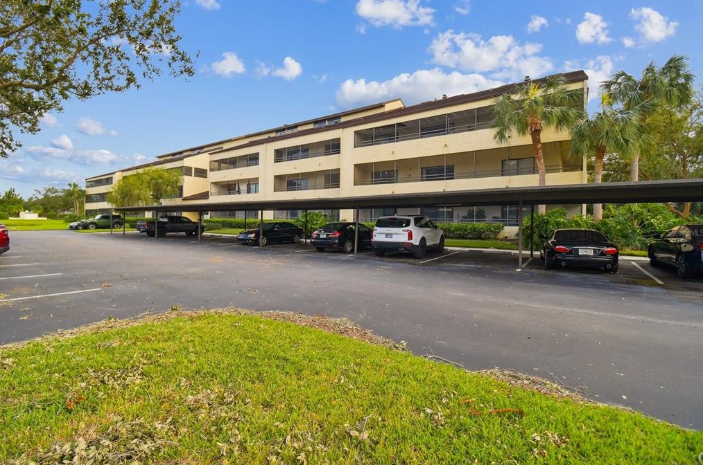 13610 S Village Dr #4205, Tampa, FL 33618