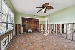 1836 Venetian Point Dr, Clearwater, FL 33755 - Photo 14