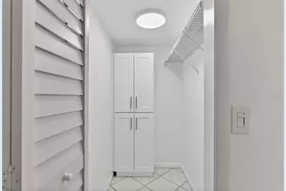 209 NE Lincoln Circle N #105, Saint Petersburg, FL 33702 - Photo 14