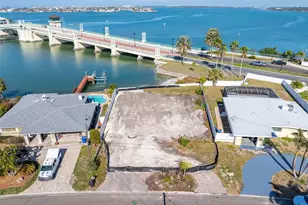 8043 Causeway Blvd S, Saint Petersburg, FL 33707 - Photo 1