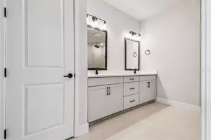 2836 Marrakesh Ln, Sarasota, FL 34234 - Photo 18