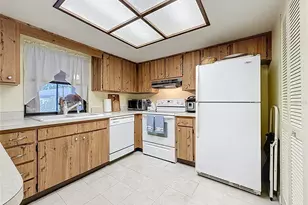 2685 Sabal Springs Cir, Clearwater, FL 33761 - Photo 10