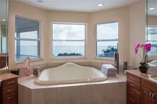 1661 Seabreeze Dr, Tarpon Springs, FL 34689 - Photo 32