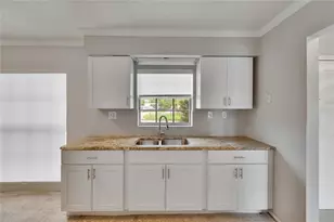 814 Seabreeze Dr, Ruskin, FL 33570 - Photo 6