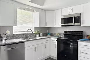 5229 Tennis Ct Cir, Tampa, FL 33617 - Photo 8