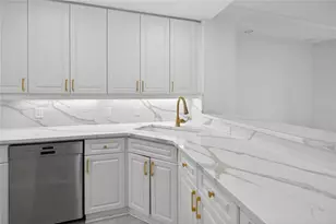 5430 Eagles Point Cir, Sarasota, FL 34231 - Photo 8