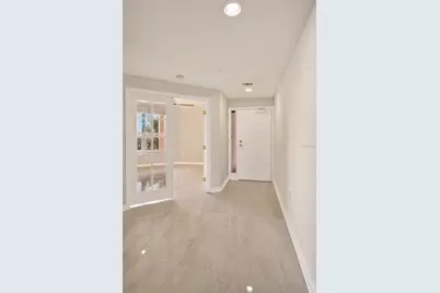 5430 Eagles Point Circle #202, Sarasota, FL 34231 - Photo 4