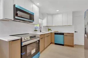 2837 Woodcrest Dr, Sarasota, FL 34239 - Photo 4
