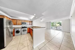 2700 Coconut Bay Ln, Sarasota, FL 34237 - Photo 8