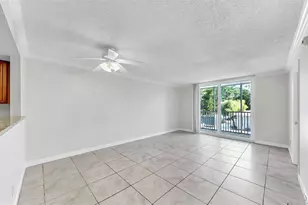 2700 Coconut Bay Ln, Sarasota, FL 34237 - Photo 6