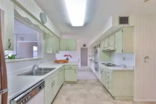 823 Fox Hills Dr, Sun City Center, FL 33573 - Photo 8