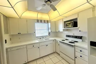 4775 Cove Cir, Saint Petersburg, FL 33708 - Photo 10