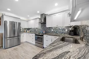 10600 Village Dr, Seminole, FL 33772 - Photo 12