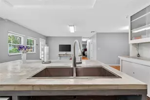 300 Davison Ave NE, Saint Petersburg, FL 33703 - Photo 18