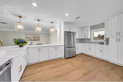 2025 Michigan Avenue NE, Saint Petersburg, FL 33703 - Photo 2