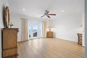 4974 Coquina Key Dr SE, Saint Petersburg, FL 33705 - Photo 16