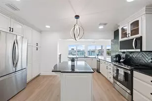 900 79th St S, Saint Petersburg, FL 33707 - Photo 14
