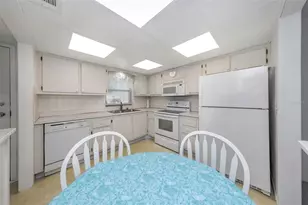 4550 Cove Cir, Saint Petersburg, FL 33708 - Photo 6