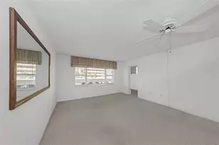 4550 Cove Cir, Saint Petersburg, FL 33708 - Photo 16