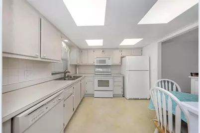 4550 Cove Circle #207, Saint Petersburg, FL 33708 - Photo 8