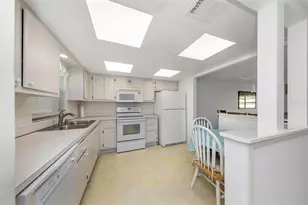 4550 Cove Cir, Saint Petersburg, FL 33708 - Photo 8