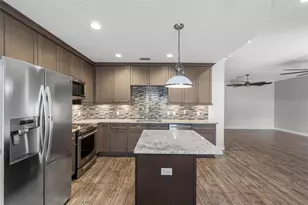 763 Date Palm Ln, Saint Petersburg, FL 33707 - Photo 10