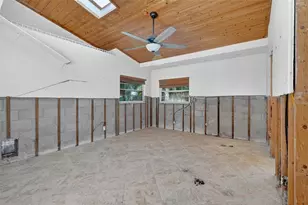 330 90th Ave NE, Saint Petersburg, FL 33702 - Photo 18