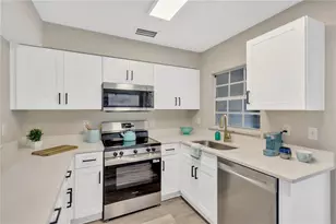 327 Kensington Lake Cir, Brandon, FL 33511 - Photo 2