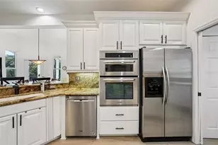 660 Bay Laurel Ct NE, Saint Petersburg, FL 33703 - Photo 12