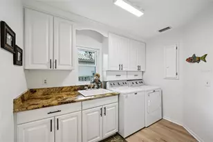 660 Bay Laurel Ct NE, Saint Petersburg, FL 33703 - Photo 16